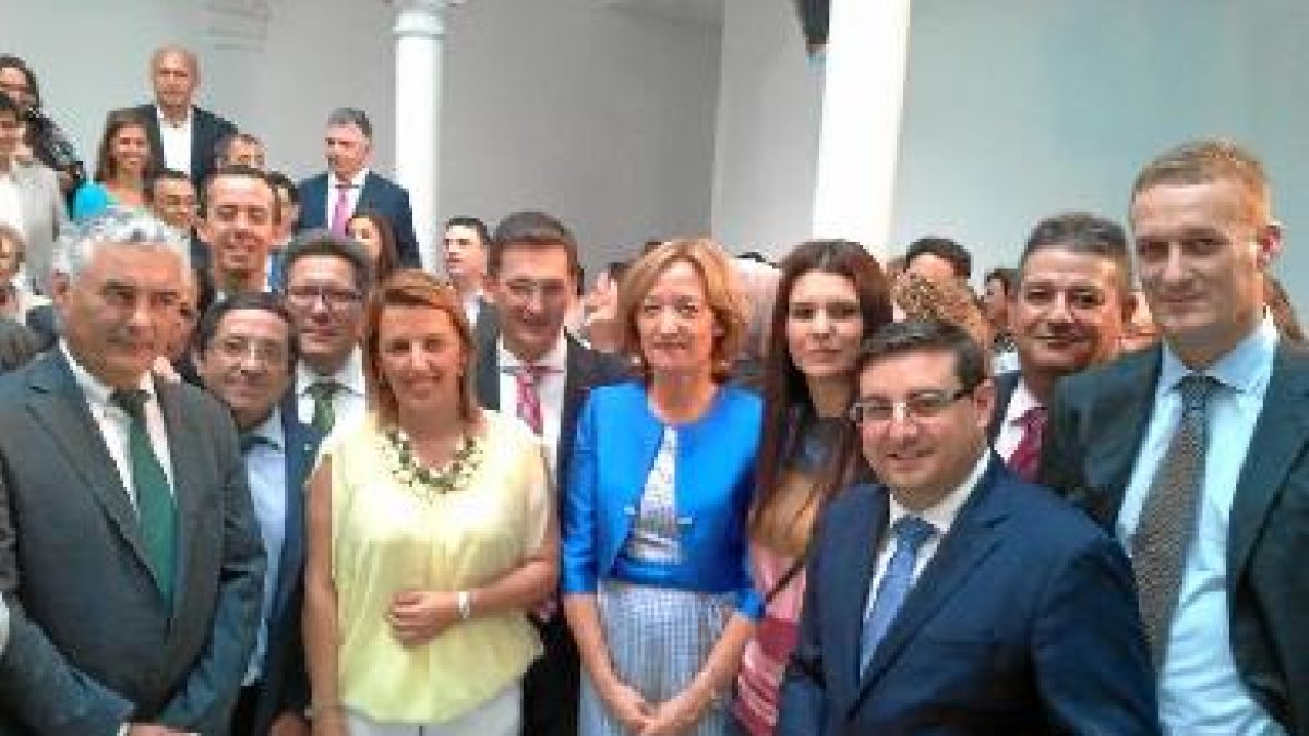 Foto de familia tras la toma de posesión de Ortiz.