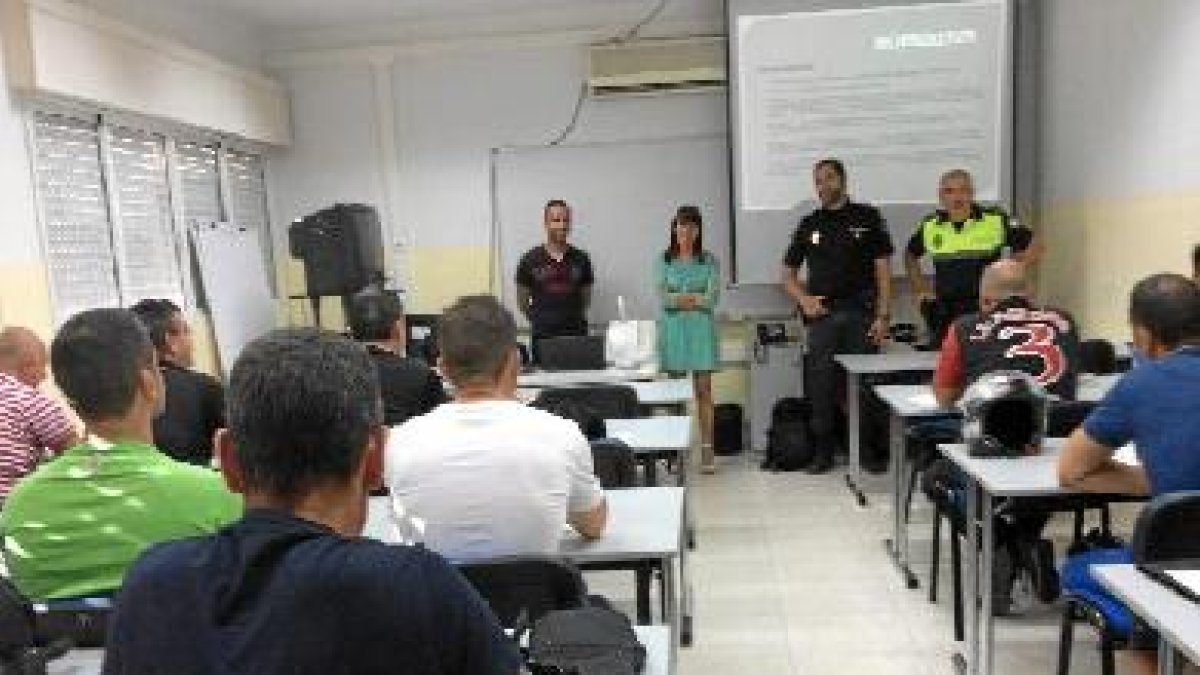 Dolores martínez visita a los participantes en el curso.