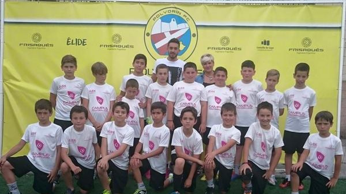 Iago Díaz, con los peques del Polvorín.