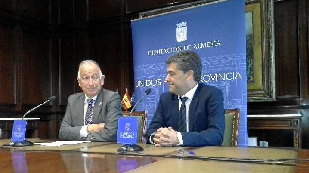 Amat y Rodríguez, en la firma del convenio.