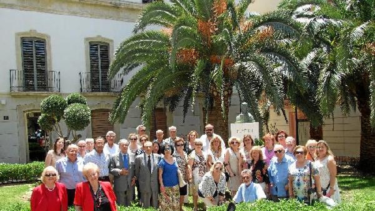 Integrantes de la Asociación Cultural Celia Viñas depositan un ramo de flores ante el busto de Celia Viñas