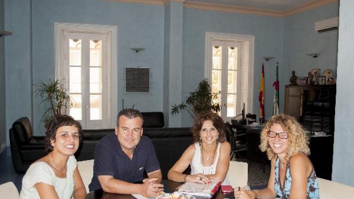 El alcalde, la concejala y las responsables de Ecosenda
