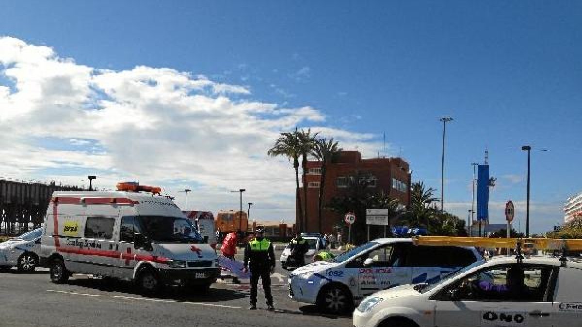 Policías locales acordonan la zona de un atropello mortal en el Parque Nicolás Salmerón en 2013.