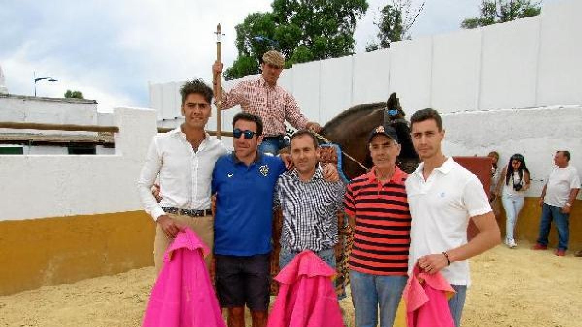 Pascual Oña, novillero; Josele Pérez; el matador de toros Tomás Zurano; Joaquín Alonso, Quino y su hijo Quinito, con Gustavo Martos