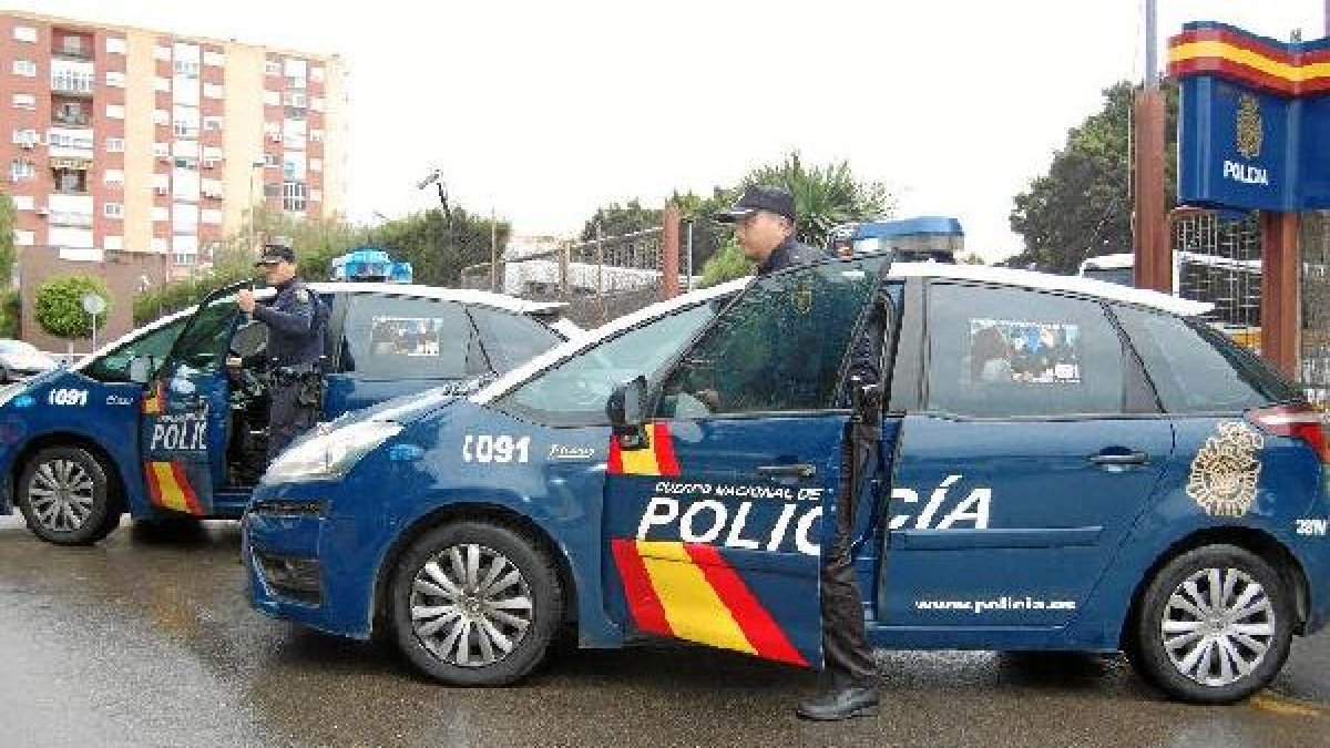 Un nutrido grupo de agentes de la Policía Nacional participó en el operativo, tomando el barrio para imponer el orden y llevando la tranquilidad a lo