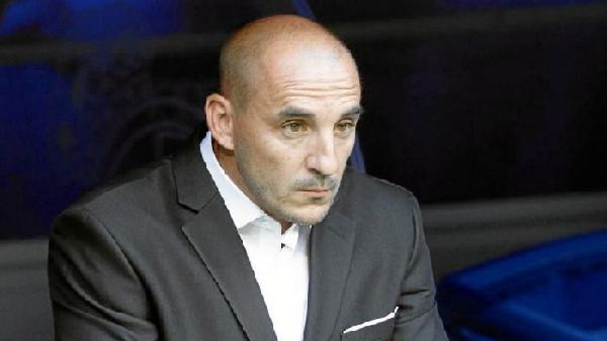 Albert Ferrer en el banquillo del Córdoba.