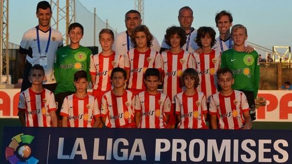 Los peques con su cuerpo técnico y Corona.
