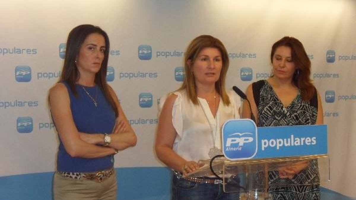 rosalía Espinosa en el uso de la palabra, flanqueada por Martín y Crespo, ayer en la sede del PP