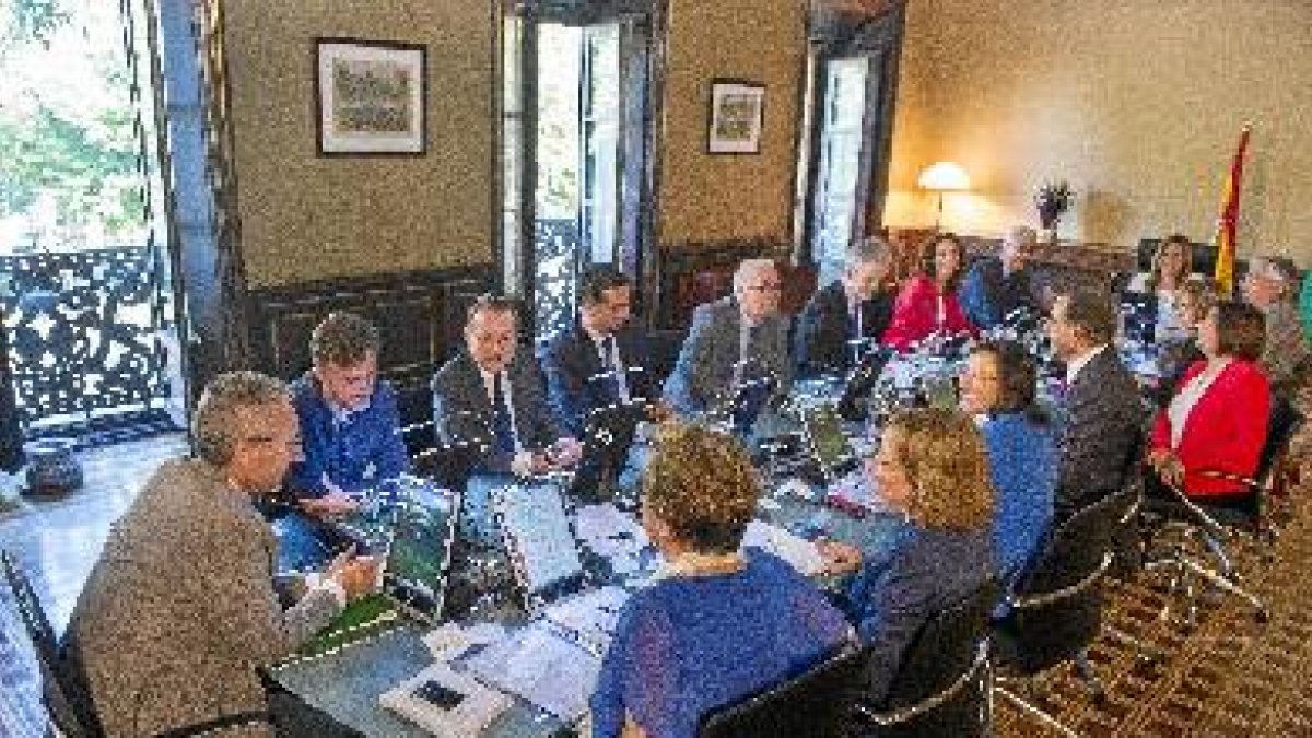 Primera reunión del Consejo de Gobierno.