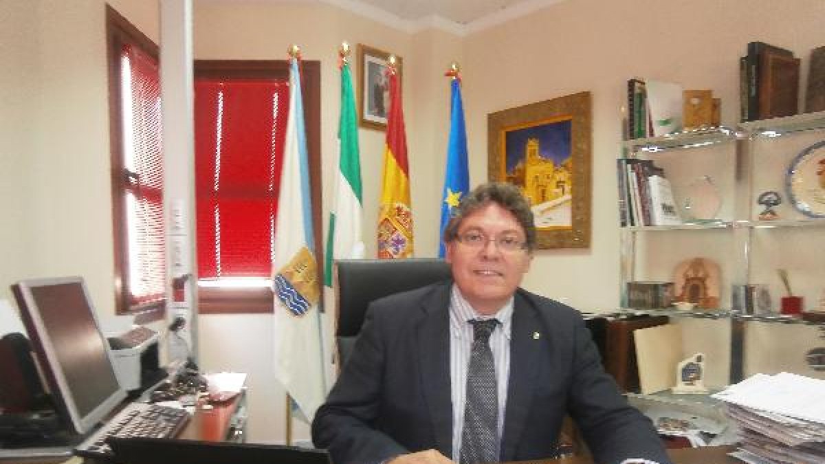 El primer edil albojense Rogelio Mena.