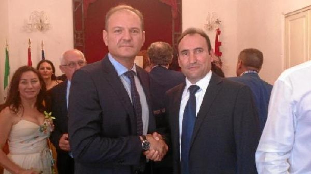 El alcalde socialista saluda al candidato de C’s tras la sesión de investidura.