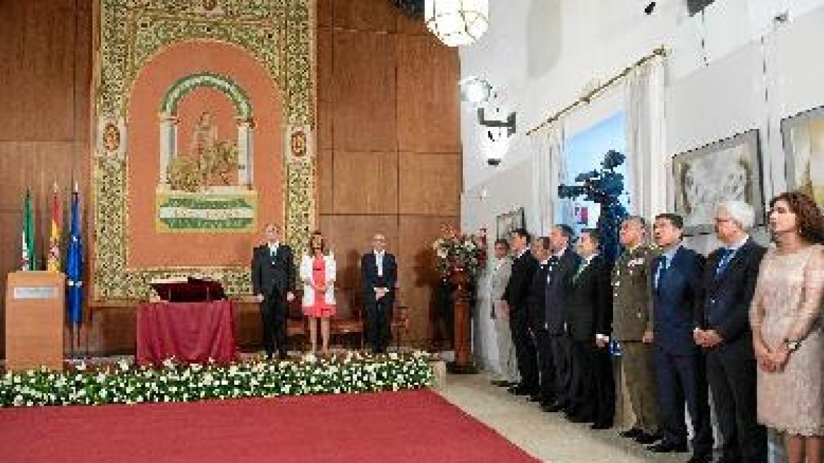 Toma de posesión de la presidenta junto a consejeros y autoridades civiles y militares.