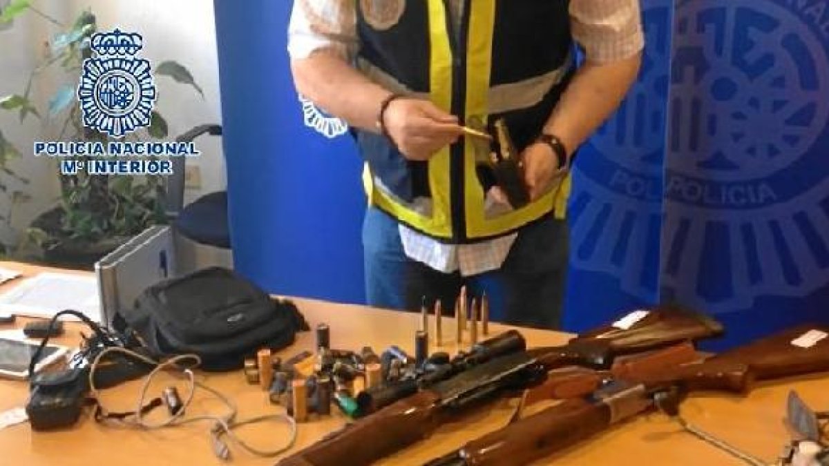 Un agente muestra armas decomisadas