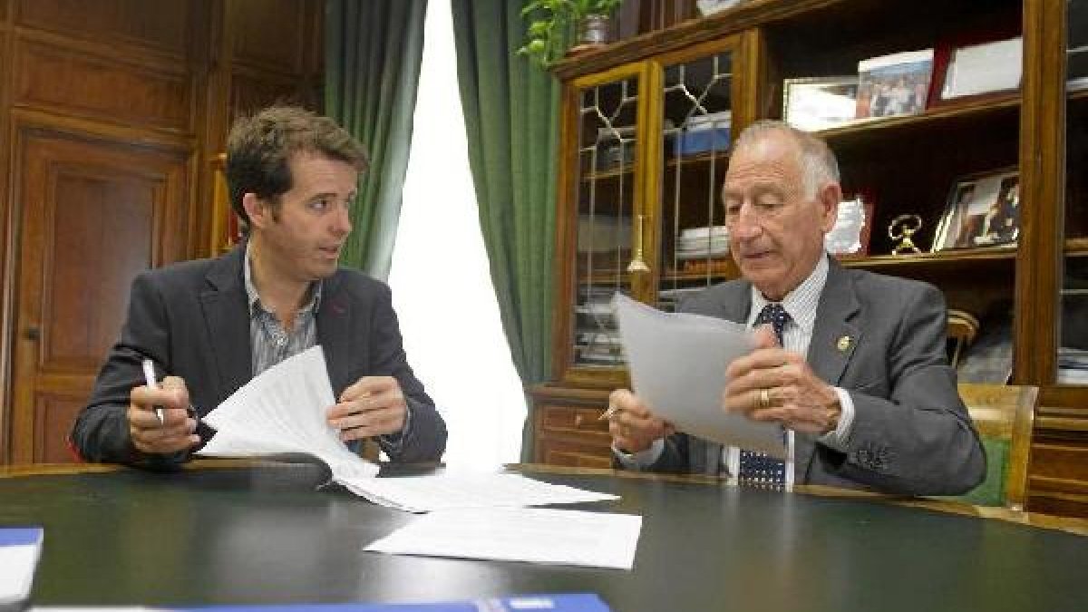 Gabriel Amat y el responsable de la empresa Grupo Copsa firman el contrato.