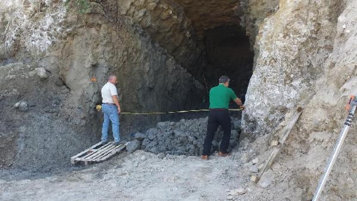 Trabajos en la cimbra con el alcalde (derecha).