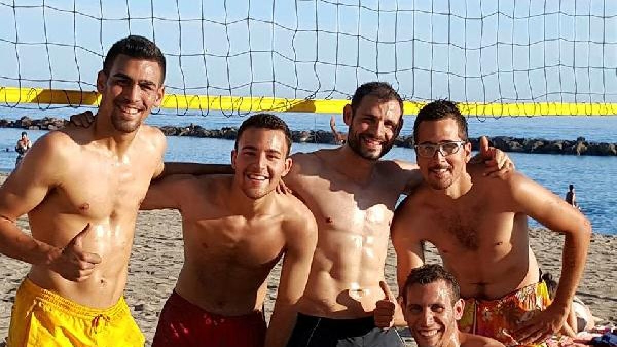 Dani Romera y sus amigos en la playa.