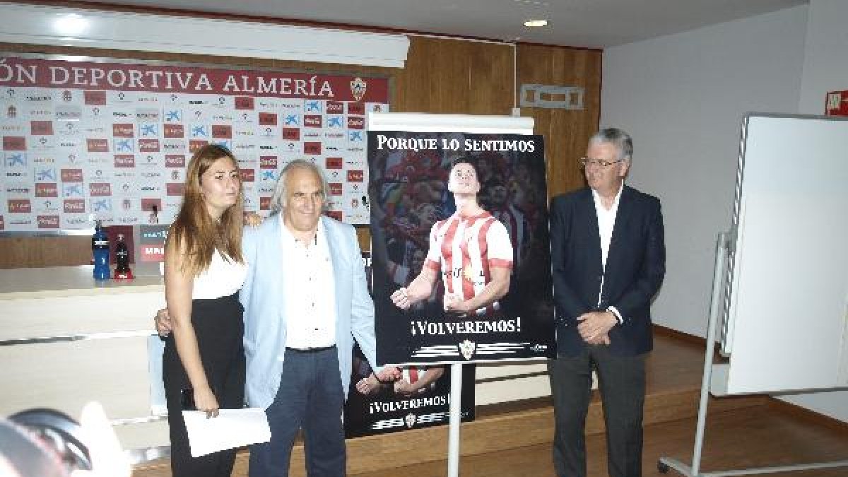 Lorena, Alfonso y Bonillo con el cartel de los abonos.