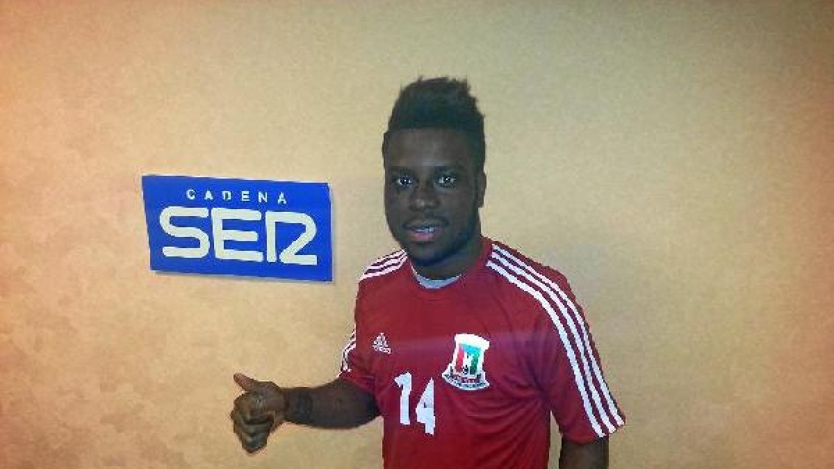 Kike Boula con la camiseta de Guinea en la Cadena SER.