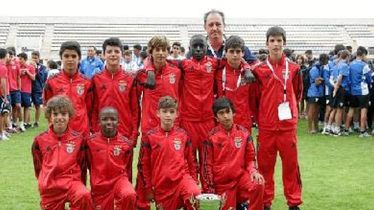 Los alevines del benfica también subieron a lo más alto del podio.