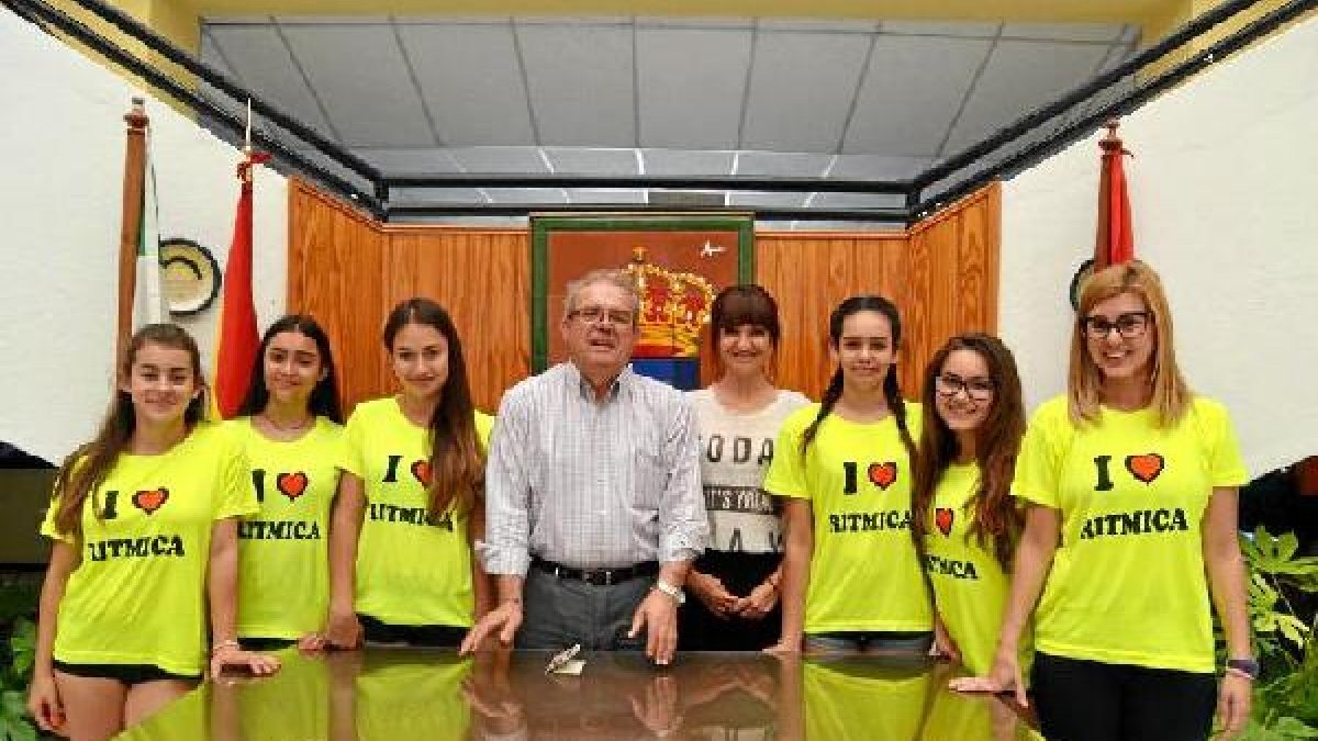 Antonio Bonilla con las gimnastas.