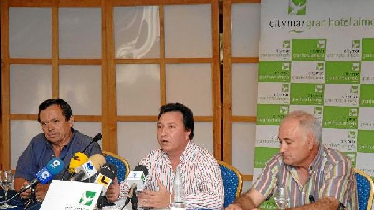 Directivos de la Comunidad de Regantes Tierras de Almería ante un litigio histórico