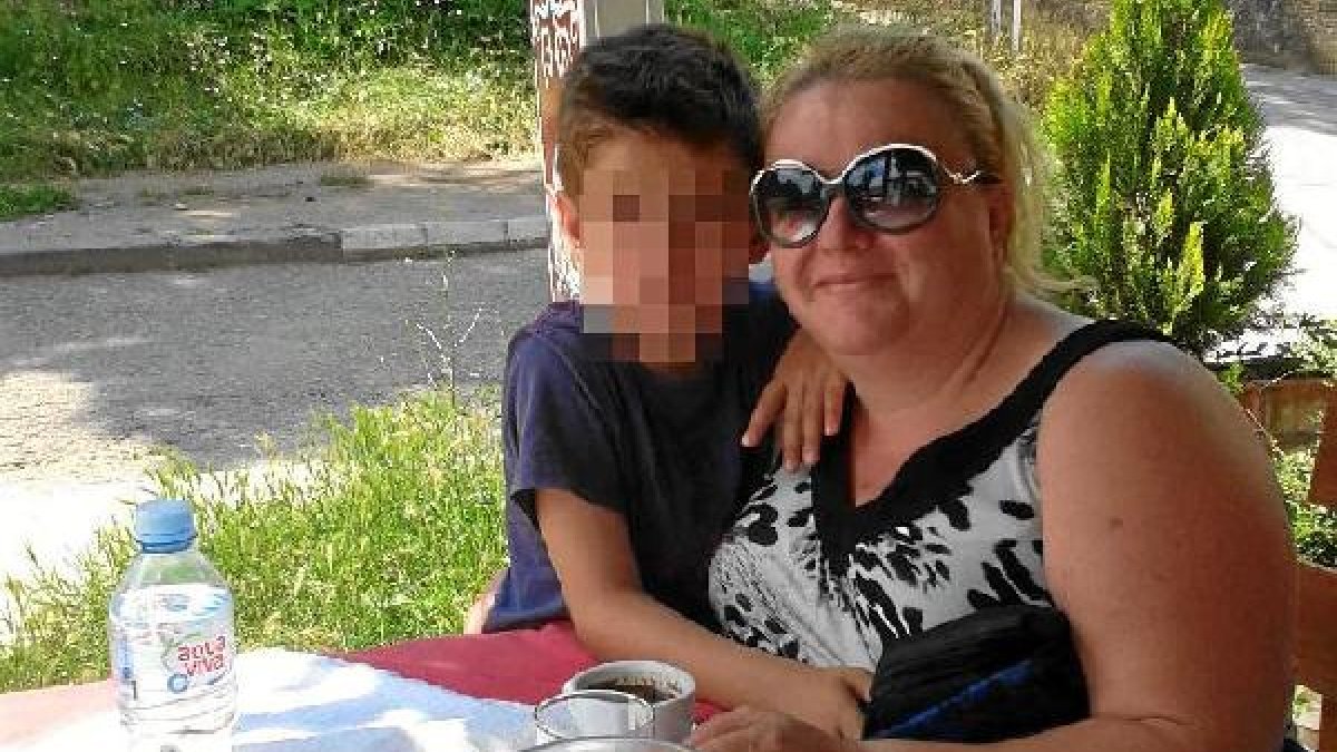 Iván, de siete años de edad, junto a su madre María del Mar Martínez.