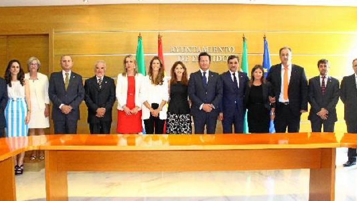 Los 14 concejales del Partido Popular, con el alcalde en el centro.