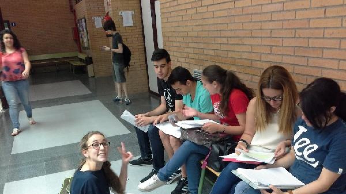 Alumnos del IES Sol de Portocarrero repasan antes de la segunda prueba.