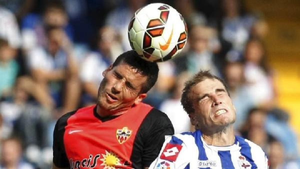 Hemed en una jugada del Depor-Almería.