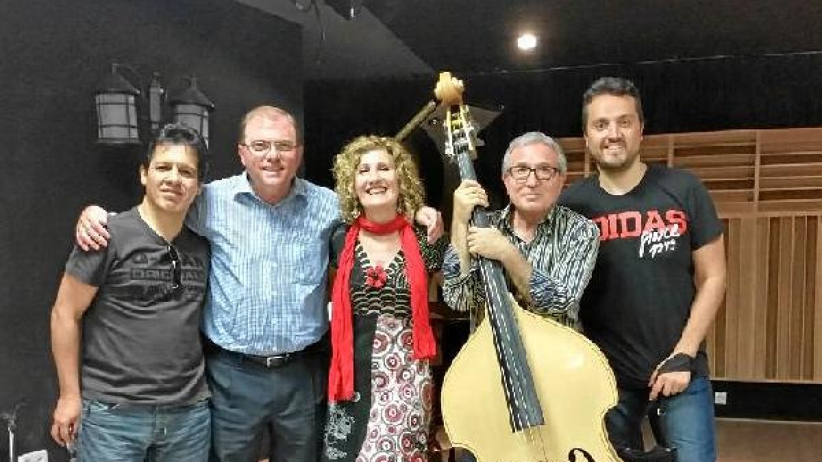 Sensi Falán junto a algunos de los músicos que han participado en el proyecto.