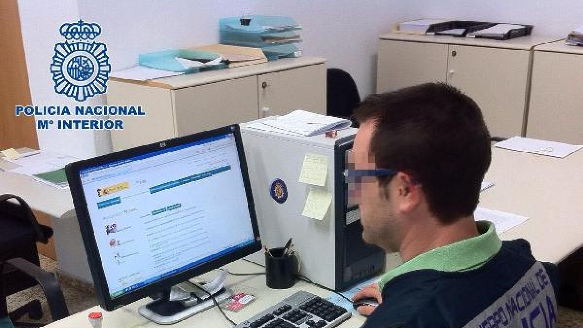 Un agente de Policía Nacional investiga sobre el fraude a la Seguridad Social.