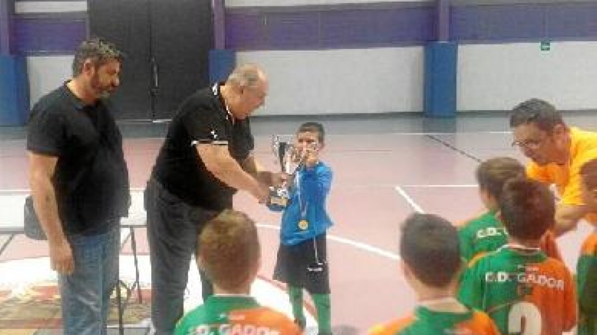 Juan Mateo Puga como delegado de fútbol sala entregó la Copa.