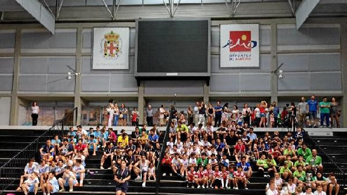 La gran familia del fútbol sala almeriense posa con el concejal Juanjo Alonso.