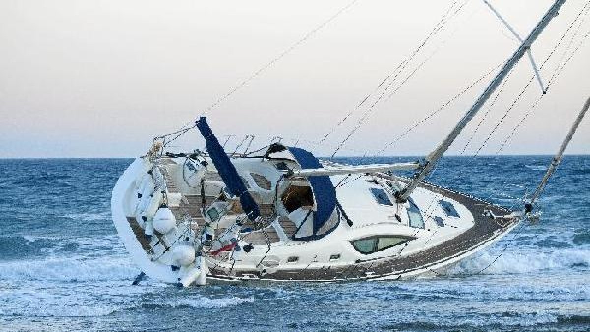 El velero que tuvo el accidente la noche del sábado.