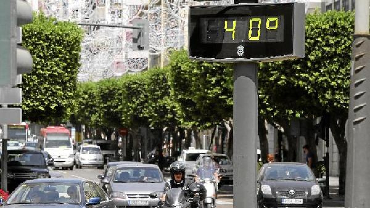 Un termómetros refleja 40ºC al final de La Rambla.