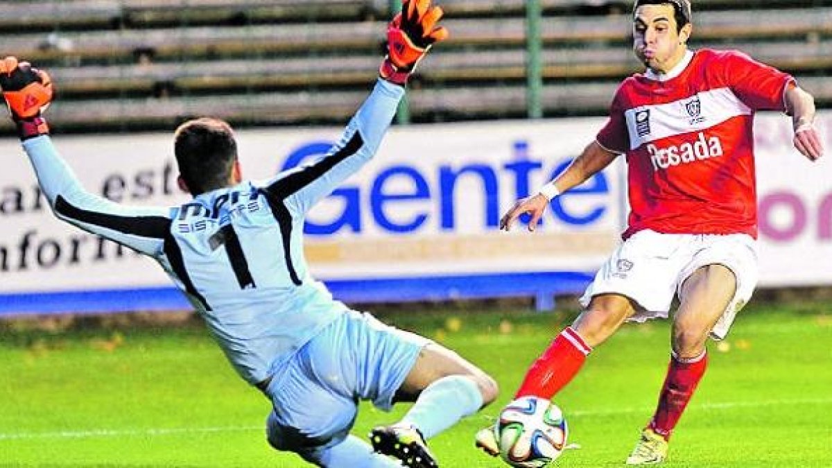 El nuevo 9 del Almería B.