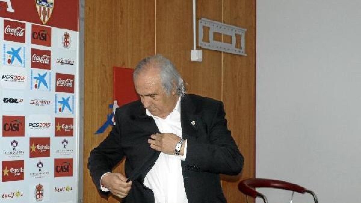 El presidente está que no cabe en la chaqueta, se está forrando.