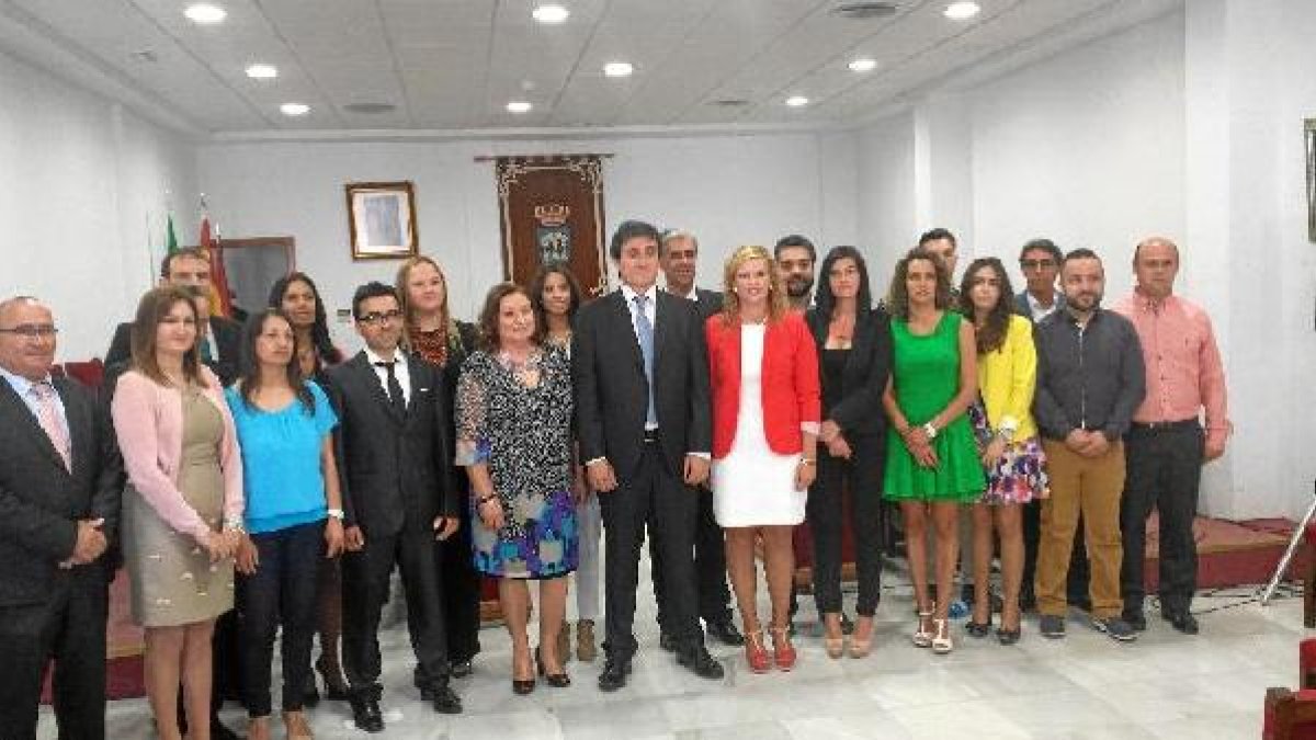 Foto de familia de la nueva corporación local, con el nuevo primer edil en el centro.