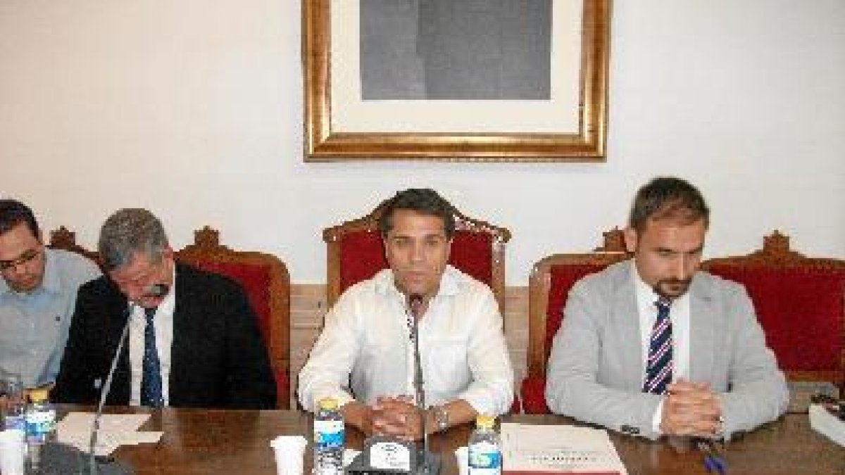 Domingo Crisol, en su primera intervención como alcalde, a la izquierda cabizbajo, el primer edil saliente, Miguel Martínez-Carlón.