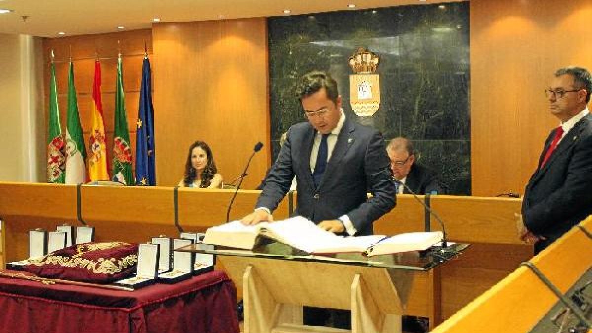 Francisco Góngora lee su juramento