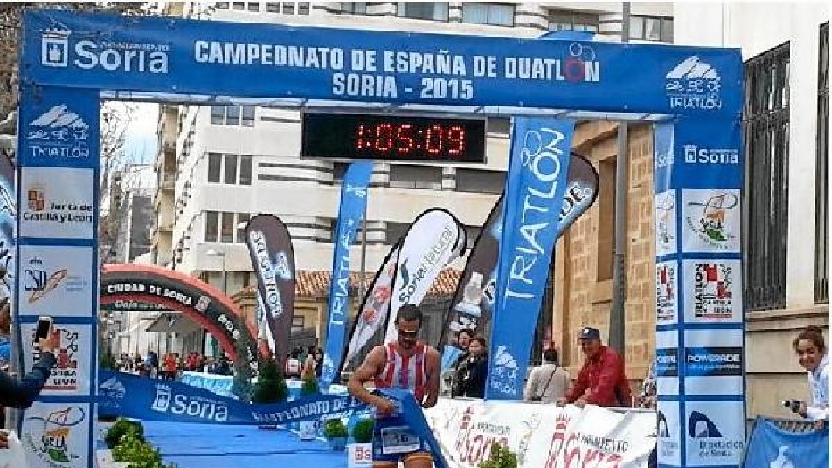 Jairo Ruiz corta la cinta en la línea de meta de Soria.