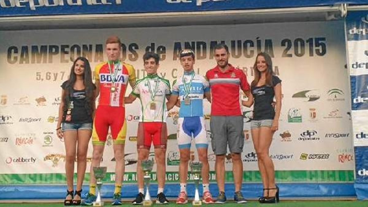 El podio de chicos tras un gran campeonato.