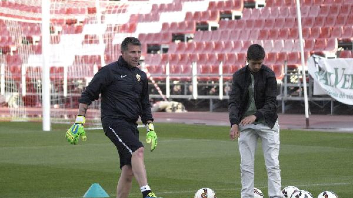 Ángel Férez seguirá una temporada más en el Almería.