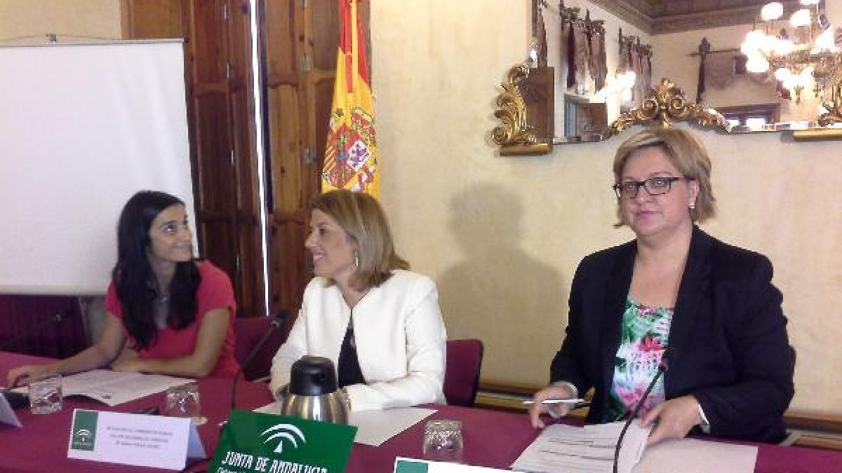 Carmen Cuello, Sonia Ferrer y Francisca Serrano presentan la guía para víctimas de violencia de género.