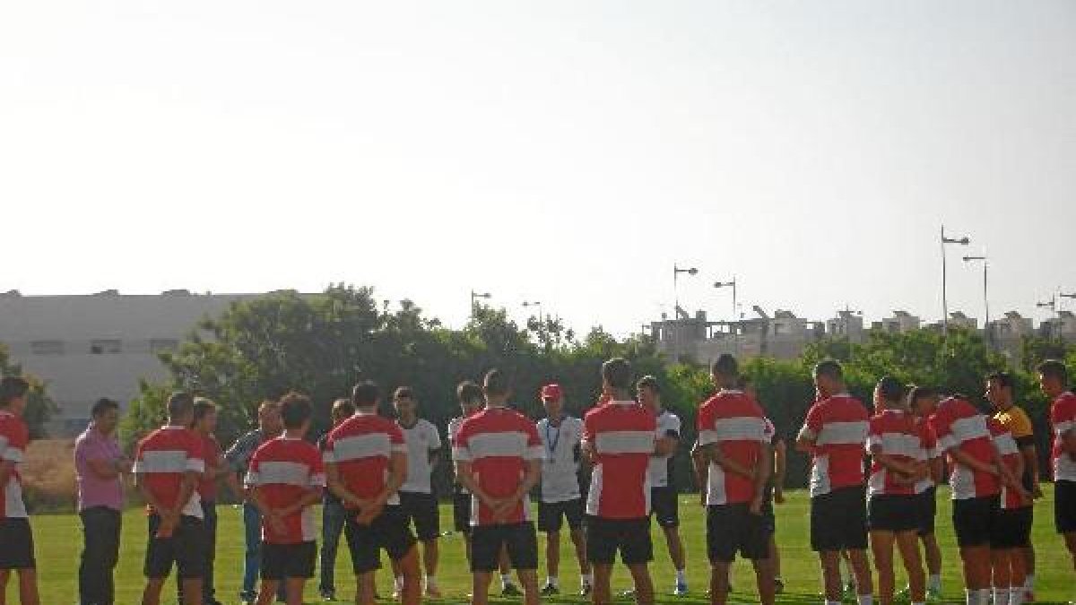 Los niños del filial han salvado los muebles en la operación recortes.