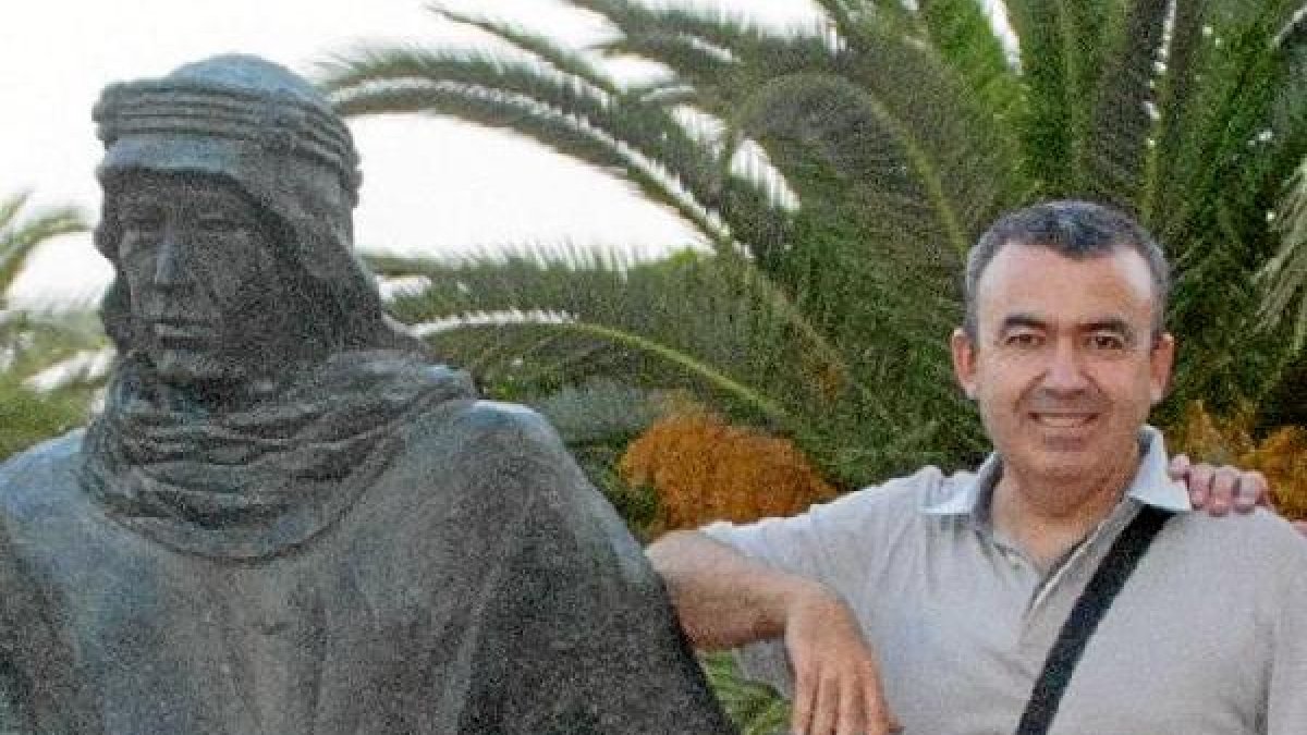 Lorenzo Silva junto a la escultura de Lawrence de Arabia el año pasado.
