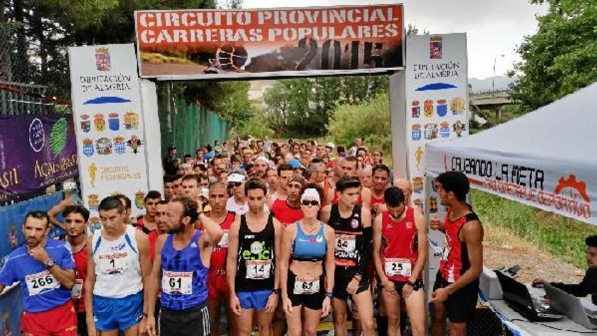 Los participantes dispuestos a tomar la salida.