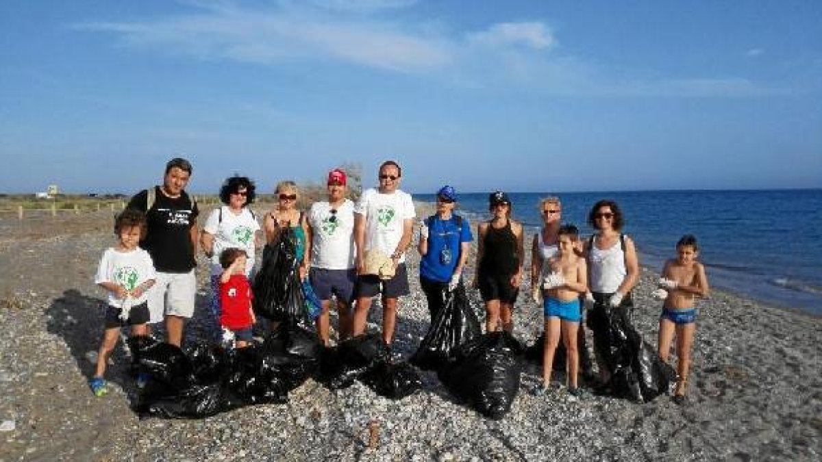 Participantes en la limpieza de la playa de Almerimar.