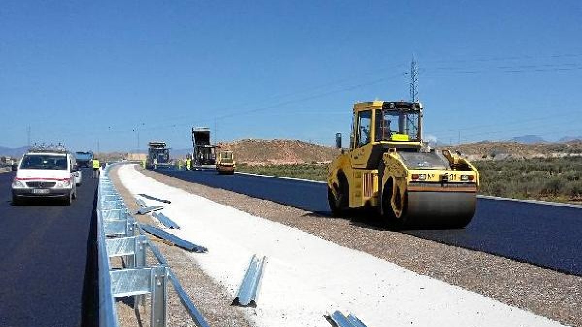 Las máquinas terminan de asfaltar el tramo de la variante de Albox.