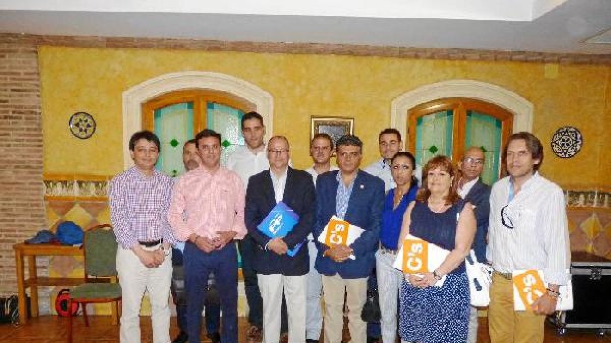 Foto de familia de los equipos de trabajo de PP y Ciudadanos